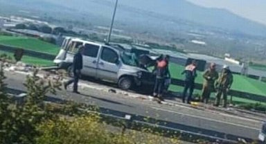 İzmir'de kamyon, hafif ticari araca çarptı; 1 ölü, 2 yaralı