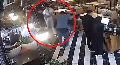 Kafede yanına gelip, kendisini dışarı çıkarmak isteyen 2 kişiye tabancayla vurdu