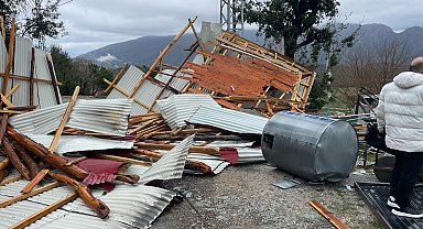 Kahramanmaraş'ta hortum; çatılar uçtu, ağaçlar devrildi