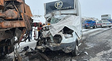 Kamyonet, kar küreme aracına çarptı; 1 ölü, 2 yaralı
