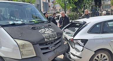 Kamyonet otomobile çarptı; 3 yaralı