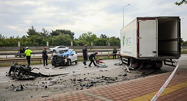 Kamyonete çarpan otomobilin sürücüsü öldü