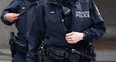 Kanada'da bir araç festivaldeki kalabalığın arasına girdi