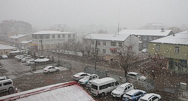 Karlıova'da kar yağışı etkili oldu