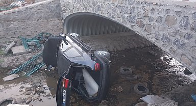 Kavgadan kaçarken otomobille köprüden düşüp yaralandı