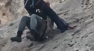 Kayalıklarda mahsur kalan çoban, kurtarıldı