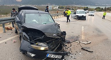 Kaza sonrası yaralı halde çevreye dağılan eşyalarını toplamaya çalıştı