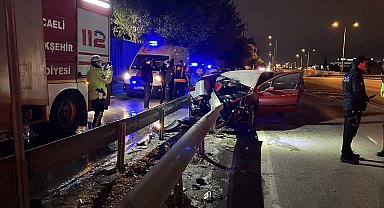 Kazada alev alan otomobilde sıkışan sürücüyü itfaiye kurtardı