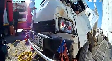 Kazada savrulan kamyonet, istinat duvarına çarptı; 1 ölü, 3 yaralı