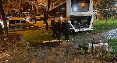 Kendiliğinden hareket eden işçi servisi otobüsü park halindeki araçlara çarptı; o anlar kamerada