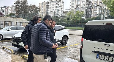 Kız arkadaşına baktığını iddia ettiği kişiyi bıçakla yaraladı