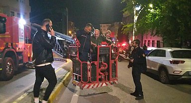 Kocaeli'de binada çıkan yangnıda mahsur kalan 17 kişi kurtarıldı