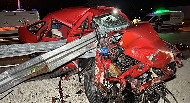 Kocaeli'de otomobil bariyere çarptı; 2 ölü