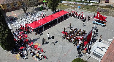 Kolordu bandosu köyde çocuklar için konser verdi