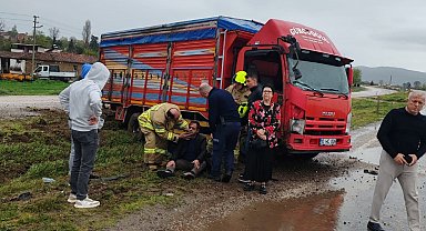 Kontrolden çıkan kamyonet su kanalına çarptı; 2 yaralı