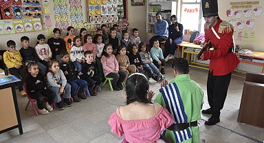 Köy okulundaki çocuklar ilk kez tiyatro ile buluştu