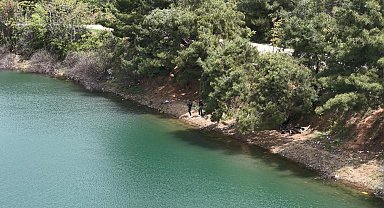 Kuraklık nedeniyle koyun otlatıp otomobille gezdikleri barajda, tekneyle açılıp balık tutmaya başladılar