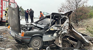 Kütahya'da minibüs, emniyet şeridindeki otomobile çarptı; 3 yaralı