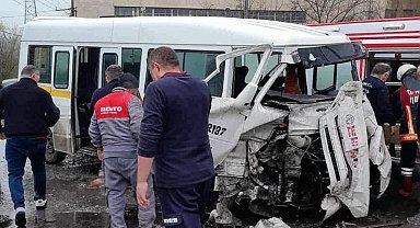 Kütahya'da servis minibüsü, miksere çarptı: 9 yaralı