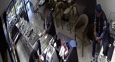 Kuyumculara sahte altın satan 2 şüpheliye suçüstü; o anlar kamerada