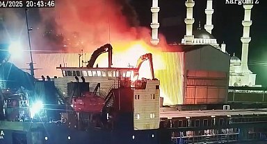 Limanda sahasındaki vinç, yangında kullanılamaz hale geldi