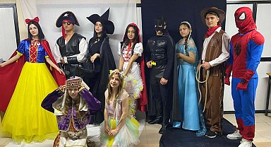 Liseliler, masal kahramanı kostümleri dikerek para kazanıyor