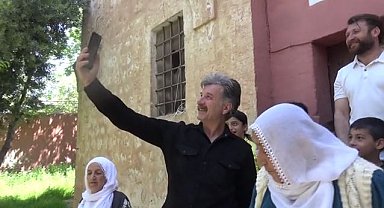 Mahalleli, boş kalan kilisenin bahçesinden eski komşularını arayıp bayramlarını kutladı