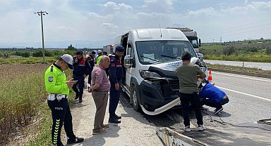 Manisa'da servis minibüsleri çarpıştı: 9 yaralı