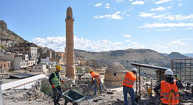 Mardin'in tarihi dokusunu bozan betonarme binalarda yıkım sürüyor