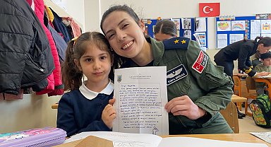 Mehmetçikten 1'inci sınıf öğrencilerinin mektuplarına cevap