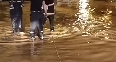 Midibüste mahsur kalan çocukları itfaiyeciler omuzlarında taşıdı