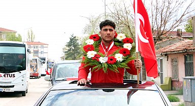 Milli takım forması giymeye hak kazanan Edirneli güreşçi, mahallesinde davul ve zurnayla karşılandı
