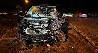 Minibüs ile hafif ticari araç kafa kafaya çarpıştı: 7 yaralı