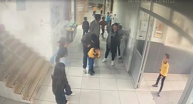 Nefes borusuna yiyecek kaçan öğrencisini 'Heimlich' manevrasıyla kurtardı; o anlar kamerada