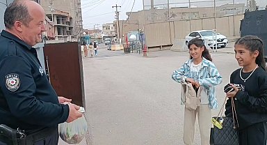 Nevruzda çocuklara pamuk şeker dağıtan polisten bu kez de bayram şekeri