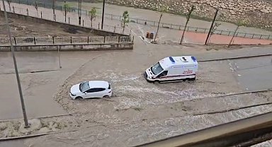 Nusaybin'de sağanak; cadde ve sokaklar göle döndü