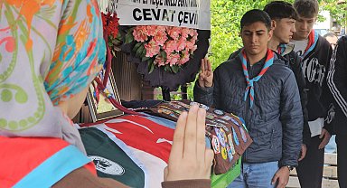 Öğrencileri, kazada ölen Vahide öğretmeni izci selamıyla uğurladı