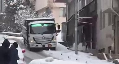 Oksijen tüpü yüklü kamyonet, karda kayıp park halindeki 2 araca çarptı