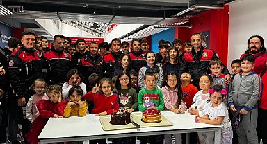 Okulda kavga ihbara giden polislere öğrencilerden pastalı sürpriz