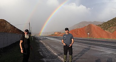 Oltu'nun kırmızı tepelerinde renk cümbüşü