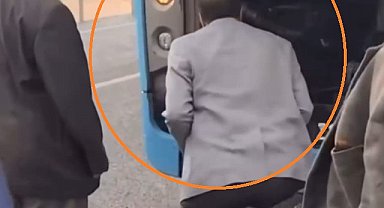 Otobüsün motor kısmındaki yangını üfleyerek söndürmeye çalıştı