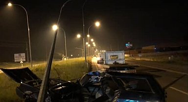 Otomobil aydınlatma direğine çarptı: 1 ölü, 1 yaralı