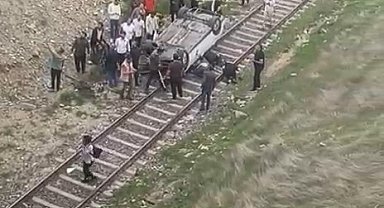 Otomobil, köprüden demir yoluna uçtu: 3 yaralı