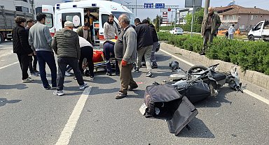 Otomobil motosiklete çarptı: 3 yaralı