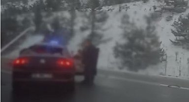 Otomobil tankere çarptı; 1'i polis, 2 kişi hayatını kaybetti