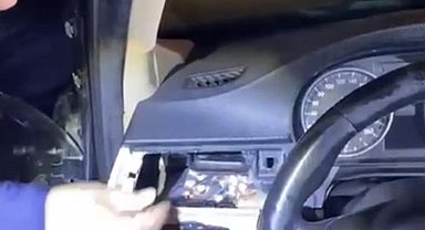 Otomobilden uyuşturucu hap çıktı