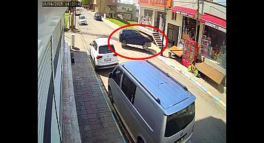 Otomobilin binaya girdiği kaza kamerada