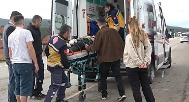 Otomobiller kafa kafaya çarpıştı; 3 yaralı