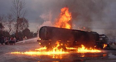 Pakistan'da yakıt tankeri patladı: 2 ölü, 56 yaralı