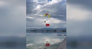Paramotorla İznik Gölü üzerinde ay-yıldızlı şölen